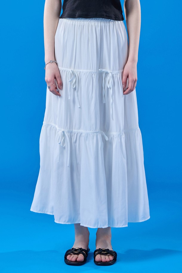 시원한 쿨링 기능과 속건, 통기성을 갖춘 KCL의 [WHITE] 롱스커트입니다. 밴딩 허리와 리본 디테일이 여성스러운 실루엣을 완성하며, 마몽 주름 플레어 디자인으로 다리가 길어 보이는 효과를 줍니다. XKoLEAT 기술이 적용되어 여름에도 쾌적하게 착용 가능한 캐주얼 롱스커트입니다.
