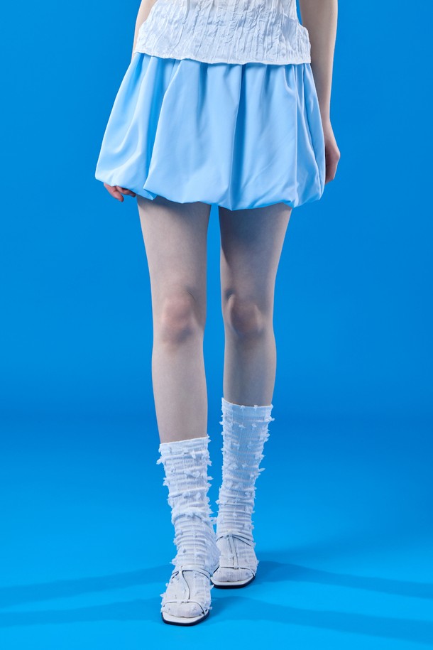 벌룬 쿨링 바스락 레이어드 미니스커트는 여름에 시원하게 입을 수 있는 블루 컬러의 여성용 미니스커트입니다. 쿨링 소재와 XKoLEAT 기술이 적용되어 냉감, 속건, 통기성이 뛰어나며, 바스락거리는 촉감과 와이드 핏으로 편안하게 착용할 수 있습니다. 일상복은 물론 페스티벌룩으로도 활용 가능한 캐주얼한 스타일의 벌룬핏 미니스커트입니다.
