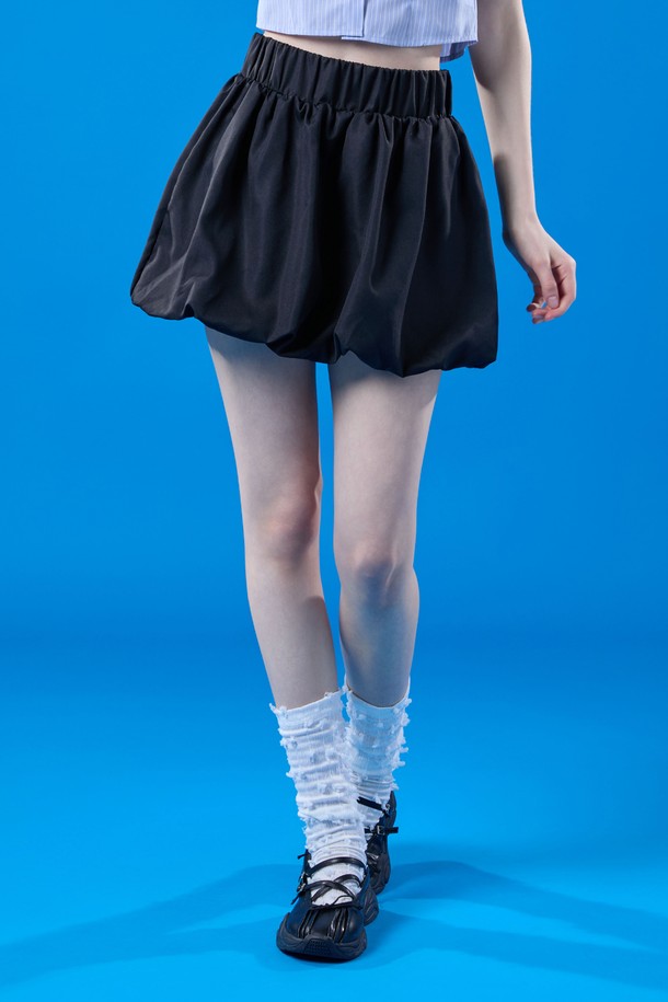 시원한 쿨링 기능을 갖춘 벌룬 핏의 블랙 미니스커트입니다. 바스락거리는 얇은 두께의 소재와 레이어드 디자인으로 캐주얼하면서도 개성 있는 스타일을 연출합니다. 통기성이 뛰어나 여름철에도 시원하고 편안하게 착용할 수 있습니다.
