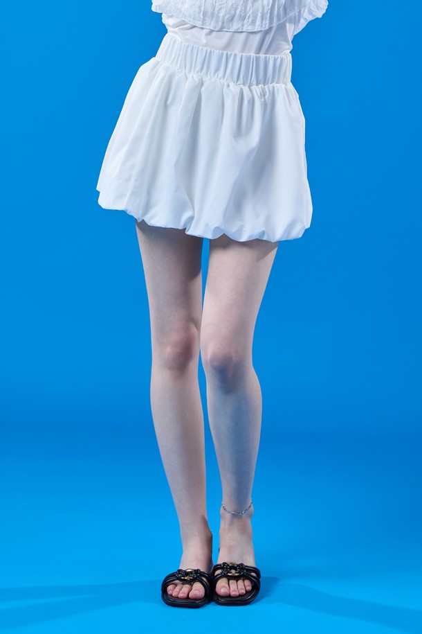 시원한 착용감의 벌룬 쿨링 바스락 레이어드 미니스커트 [WHITE] KCL입니다. 얇고 부드러운 나일론 소재로 제작되어 쿨링 기능과 속건 기능, 뛰어난 통기성을 자랑하며, 여름철에도 쾌적하게 착용할 수 있습니다. 캐주얼한 무드의 와이드핏 벌룬 스타일 미니스커트로, 바스락거리는 소재감이 돋보여 시원하고 경쾌한 스타일을 연출합니다.
