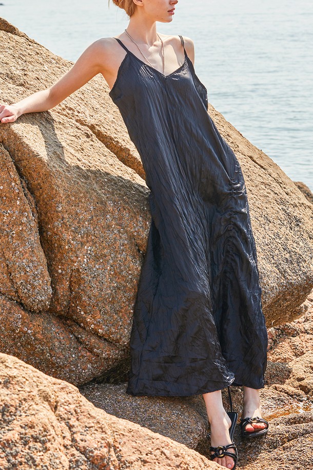 레이어드 쿨링 쉬폰 마몽 셔링 스트랩 롱원피스[BLACK]은 여름철 데일리, 비치웨어, 페스티벌룩으로 활용하기 좋은 여성용 롱 원피스입니다. 얇고 시원한 시폰 소재로 제작되었으며, 냉감, 속건, 통기성 기능이 있어 쾌적하게 착용 가능합니다. 스퀘어넥, 스파게티 스트랩, 셔링 디테일과 조절 가능한 밑단, 투웨이 레이어드 디자인이 특징이며, 루즈핏으로 편안함을 더했습니다.
