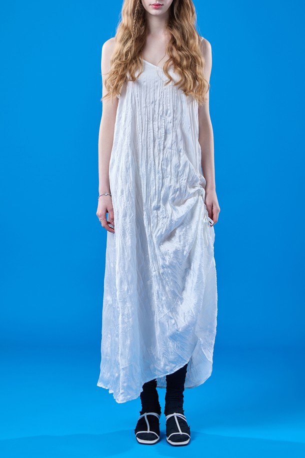 여름에 어울리는 시원한 시폰 소재의 화이트 롱 원피스입니다. 셔링 디테일과 스트랩 디자인이 돋보이며, 레이어드 스타일로 우아하고 페미닌한 무드를 연출합니다. 냉감 기능이 있어 시원하게 착용 가능하며, 루즈핏으로 편안함을 더했습니다.
