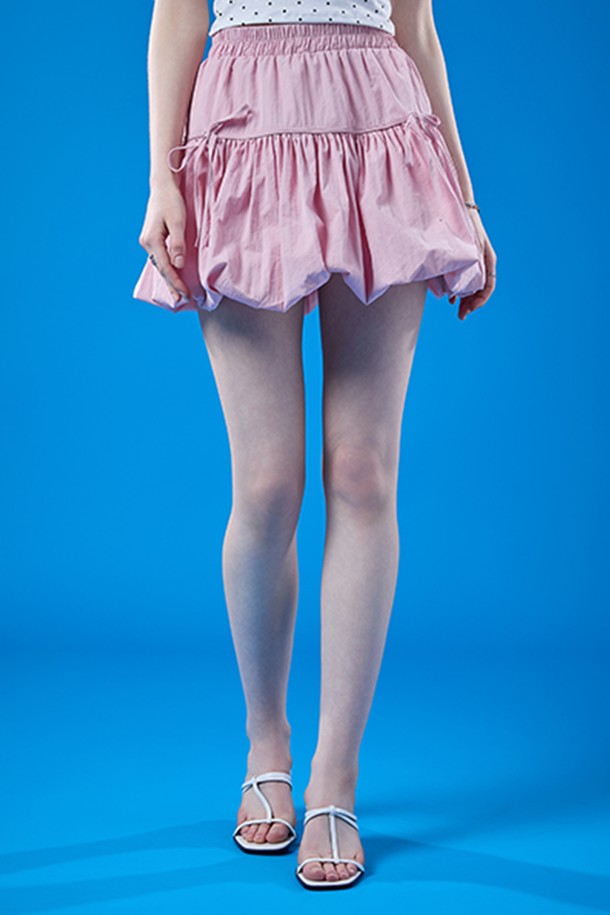 사랑스러운 핑크 컬러의 벌룬 리본 플레어 밴딩 미니스커트 치마바지입니다. 페미닌한 무드를 연출하기 좋으며, 봄, 여름 시즌에 시원하게 착용할 수 있습니다. 허리 밴딩으로 편안한 착용감을 제공하며, 치마바지 디자인으로 활동성을 높였습니다. 데이트룩, 카페룩, 쇼핑룩 등 다양한 TPO에 로맨틱, 걸리시, 미니멀한 스타일로 연출해 보세요. 무지 패턴에 리본 디테일이 더해져 여성스러운 분위기를 더합니다.
