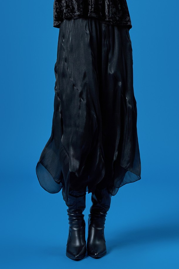 **쉬폰 플레어 언발란스 롱스커트 [블랙]**는 부드러운 쉬폰 소재로 제작되어 우아하고 페미닌한 분위기를 연출하는 여성 플레어 롱스커트입니다. 블랙 컬러에 플라워 또는 도트 패턴이 더해져 데일리룩에 포인트를 더하며, 언밸런스 디자인과 플레어핏으로 다리 라인을 더욱 돋보이게 합니다. 특히, 퍼프 디테일과 레이스 장식이 로맨틱하고 클래식한 스타일을 완성하여 데이트룩, 모임룩, 카페룩 등 다양한 TPO에 활용하기 좋습니다. 얇은 두께감으로 봄 시즌에 가볍게 착용 가능하며, 미니멀한 스타일에 포인트를 더하고 싶은 분들께 추천합니다.
