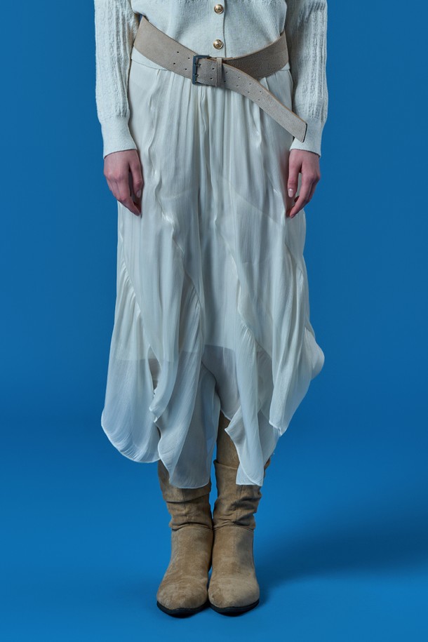 아이보리 컬러의 쉬폰 플레어 언발란스 롱스커트입니다. 봄 시즌, 데이트룩, 카페룩, 봄 소풍룩에 잘 어울리는 여성 의류입니다. 부드러운 쉬폰 소재로 제작되어 우아하고 페미닌한 무드를 연출합니다. 플레어핏과 언밸런스 디자인이 특징이며, 플라워 또는 도트 패턴으로 여성스러운 포인트를 더합니다. 프릴, 퍼프, 레이스 디테일이 더해져 로맨틱, 클래식, 미니멀 스타일을 완성합니다.
