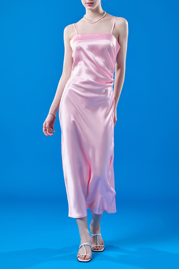 여름 셔링 맥시 슬림 실크 나시원피스 [PINK] 레이어드원피스 ver.는 우아하고 페미닌한 무드의 여성용 맥시원피스입니다. 부드러운 실크 소재로 제작되어 얇고 시원한 착용감을 선사하며, 슬림핏 라인이 여성스러운 실루엣을 연출합니다. 핑크 컬러의 무지 디자인에 셔링 디테일이 더해져 세련된 느낌을 주며, 스퀘어넥과 민소매 디자인으로 시원함을 더했습니다. 데이트룩, 휴가룩, 리조트룩 등 다양한 TPO에 활용 가능하며, 클래식, 로맨틱, 미니멀 스타일을 즐기는 분들께 추천합니다. 레이어드 스타일링으로 더욱 다채로운 연출이 가능합니다.
