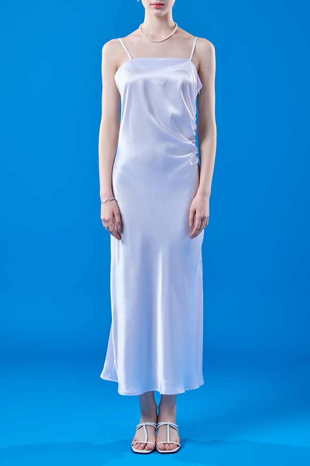 아이보리 컬러의 여름 셔링 맥시 슬림 실크 나시원피스입니다. 부드러운 실크 소재에 셔링 디테일을 더해 페미닌한 무드를 연출하며, 레이어드 스타일로 다양한 연출이 가능합니다. 휴가룩, 리조트룩, 여름 바캉스룩에 어울리는 아이템으로, 클래식, 로맨틱, 리조트 스타일을 즐기는 여성분들께 추천합니다. 민소매 디자인과 슬림핏으로 시원하고 여성스러운 실루엣을 강조하며, 페스티벌 룩으로도 활용하기 좋습니다. 체크 패턴이 은은하게 들어가 세련된 포인트를 더합니다.
