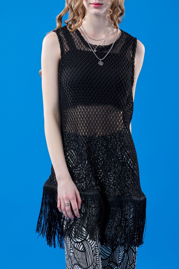 블랙 컬러의 레이어드 네트 시스루 워터밤 루즈핏 나시입니다. 시스루 소재와 네트 디테일, 프린지 디자인으로 여성스러운 페미닌 무드와 시크한 스타일을 동시에 연출합니다. 민소매 디자인과 루즈핏으로 편안하게 착용할 수 있으며, 얇은 두께감으로 시원한 여름을 위한 아이템입니다. 휴가룩, 페스티벌 룩으로 활용하여 개성 있는 스타일을 완성해보세요. 라운드넥으로 어떤 하의에도 잘 어울리는 활용도 높은 나시입니다.
