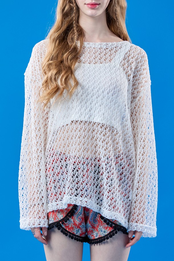 자외선 차단 시스루 네트 워터밤 긴팔티 [화이트]는 여성스러운 매력을 강조하는 페미닌 스타일의 티셔츠입니다. 얇은 두께감의 시스루 네트 소재로 제작되어, 여름철에도 시원하게 착용 가능하며, 긴 소매 기장으로 자외선으로부터 피부를 보호합니다. 레귤러핏으로 편안한 착용감을 선사하며, 라운드넥 디자인으로 깔끔한 느낌을 줍니다. 휴가룩, 리조트룩, 바캉스룩 등 다양한 TPO에 활용하기 좋으며, 로맨틱, 리조트, 미니멀 무드를 연출할 수 있습니다.
