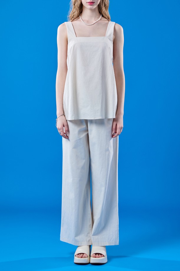 여름 에어리 코튼 오버핏 나시 와이드팬츠 세트 [아이보리] KCL은 시원하고 편안한 여름 스타일을 완성해 줄 여성 의류 세트입니다. 가볍고 통기성이 좋은 코튼 소재로 제작되어 에어리한 촉감을 선사하며, 오버핏 나시 상의와 와이드 팬츠의 조화가 시크하면서도 페미닌한 무드를 연출합니다. 아이보리 컬러는 어떤 스타일에도 잘 어울려, 휴가룩, 리조트룩, 여름 바캉스룩 등 다양한 TPO에 활용하기 좋습니다. 미니멀하고 세련된 디자인으로, 편안함과 스타일을 동시에 잡을 수 있는 아이템입니다. 민소매 디자인으로 시원하게 착용 가능하며, 얇은 두께감으로 한여름에도 부담 없이 즐길 수 있습니다.
