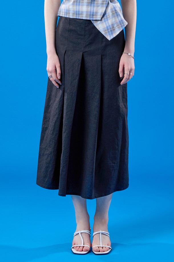 **린넨 플리츠 롱스커트 [BLACK] 여름 롱치마 ver.**

여름 시즌을 위한 블랙 컬러의 린넨 플리츠 롱스커트입니다. 페미닌한 스타일을 연출하며, 린넨 소재 특유의 시원하고 쾌적한 착용감을 선사합니다. 롱 기장의 플리츠 디자인으로, 데이트룩, 카페룩, 모임룩 등 다양한 TPO에 활용하기 좋습니다. 미니멀, 클래식, 로맨틱 스타일을 즐겨 입는 여성분들께 추천합니다. 하늘거리는 플리츠 디테일이 돋보이는 레귤러핏 롱스커트입니다.
