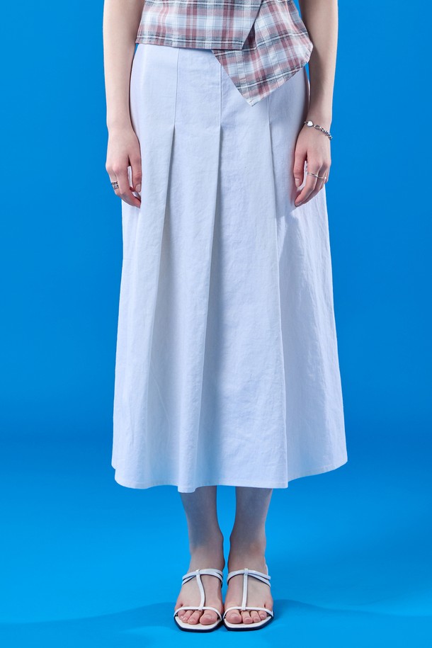 여름을 위한 린넨 플리츠 롱스커트 [WHITE]입니다. 시원한 린넨 소재와 얇은 두께감으로 여름철에도 쾌적하게 착용 가능합니다. 플리츠 디테일이 더해져 페미닌한 무드를 연출하며, 롱 기장으로 다리 라인을 자연스럽게 커버해 줍니다. 데이트룩이나 바캉스룩에 미니멀, 클래식, 로맨틱한 스타일로 매치하여 세련된 룩을 완성해 보세요. 뻣뻣한 촉감이지만 플리츠 디자인으로 활동성을 더했습니다.
