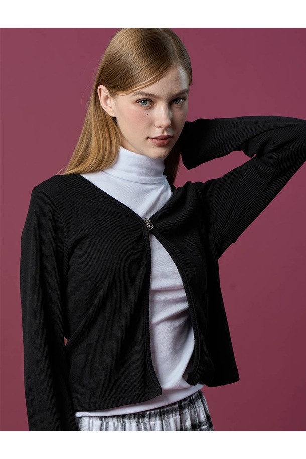 WOMEN 시크 니트 투버튼 레이어드 가디건 [BLACK]은 여성용 상의 니트/스웨터 카테고리에 속하는 가을/겨울 시즌 의류입니다. 부드러운 니트 소재의 레귤러핏 가디건으로, 라운드넥에 긴 소매, 중간 두께감으로 제작되었습니다. 시크하고 베이직한 스타일을 연출하며, 레이어드 디자인과 투버튼 여밈 방식이 특징입니다. 일상, 오피스룩, 모임룩 등 다양한 TPO에 활용하기 좋은 블랙 컬러의 아이템입니다.
