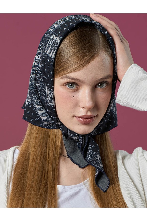 가을, 겨울 당신의 스타일을 완성할 도톰 자외선차단 반다나 보헤미안 헤어두건 손수건 [BLACK]입니다. 에스닉, 캐주얼, 레트로 스타일을 아우르는 디자인으로, 가을 나들이룩, 여행룩, 산책룩에 포인트 아이템으로 활용하기 좋습니다. 자외선 차단 기능과 두꺼운 두께감으로 따뜻함과 스타일을 동시에 잡았습니다. 여성 고객을 위한 블랙 컬러의 헤어두건으로, 보헤미안 무드의 패턴이 돋보입니다. 헤어두건과 손수건으로 활용 가능한 실용적인 아이템입니다.
