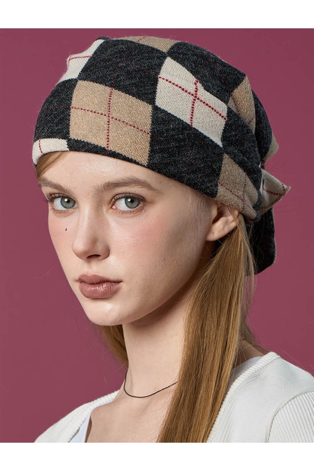 아가일 니트 자외선차단 반다나 헤어두건 손수건 [Black_beige] 가을 겨울 ver.입니다. 블랙과 베이지 두 가지 색상으로 출시되었으며, 가을, 겨울 계절에 따뜻함과 스타일을 더해줍니다. 촘촘한 니트 소재로 제작되어 부드러운 착용감을 선사하며, 아가일 패턴이 클래식하고 세련된 분위기를 연출합니다. 헤어두건과 손수건으로 활용 가능하며, 자외선 차단 기능이 있어 야외 활동 시에도 유용합니다. 캐주얼, 클래식, 미니멀 스타일 모두에 잘 어울려 다양한 룩을 연출할 수 있습니다.
