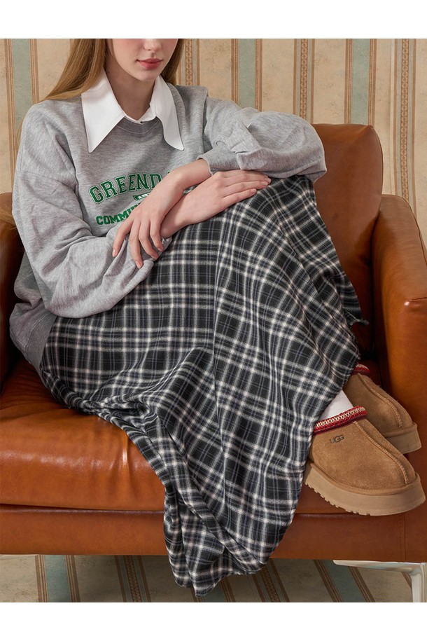 클래식한 매력을 선사하는 기모 도톰 체크 밴딩 롱스커트 [BLACK] 가을 겨울 ver.입니다. 부드러운 촉감의 기모 안감과 도톰한 두께감으로 겨울철에도 따뜻하게 착용 가능합니다. A라인 핏과 체크 패턴, 블랙 컬러가 어우러져 클래식하고 미니멀한 스타일을 연출합니다. 허리 밴딩 디자인으로 편안한 착용감을 제공하며, 겨울 데일리룩, 출근룩, 모임룩 등 다양한 TPO에 활용하기 좋습니다. 루즈핏으로 편안함을 더했으며, 스타일리시한 겨울 패션을 완성해 보세요.
