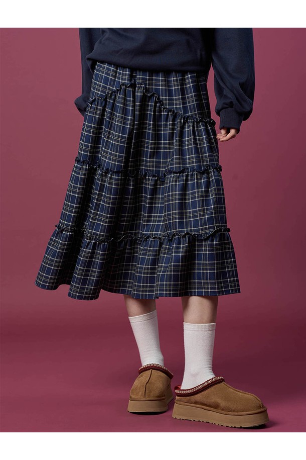 네이비 블루 컬러의 기모 도톰 체크 레이스 미디 플레어 롱스커트입니다. 가을, 겨울 시즌에 어울리는 따뜻한 기모 소재와 도톰한 두께감으로 포근한 착용감을 선사합니다. 클래식한 무드의 체크 패턴과 레이스 디테일이 여성스러운 분위기를 더하며, 플레어핏으로 다리 라인을 더욱 아름답게 연출합니다. 데이트룩, 오피스룩, 겨울 데일리룩 등 다양한 TPO에 활용 가능하며 미니멀한 스타일을 연출하기 좋습니다.
