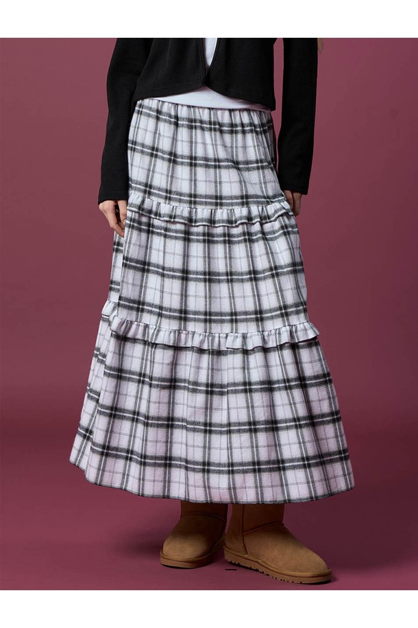 따뜻하고 포근한 기모 안감의 캉캉 체크 플레어 밴딩 롱 스커트 [WHITE] 가을/겨울 ver. 입니다. 부드러운 촉감과 도톰한 두께감으로 겨울에도 따뜻하게 착용 가능합니다. 허리 밴딩 디자인으로 편안한 착용감을 선사하며, 플레어 라인과 캉캉 디테일이 여성스러운 실루엣을 연출합니다. 캐주얼, 클래식, 미니멀 스타일 모두 소화 가능하며, 겨울 데일리룩, 동네 마실룩, 쇼핑룩 등 다양한 TPO에 활용할 수 있습니다. 화이트 컬러의 체크 패턴으로 어떤 상의와도 잘 어울려 활용도가 높습니다.

