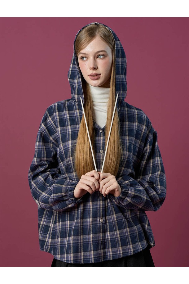 **오버핏 데일리 기모 후드 체크 셔츠 [NAVY] 가을 겨울 ver.**는 가을과 겨울에 따뜻하게 입을 수 있는 공용 셔츠입니다. 부드러운 기모 안감으로 제작되어 뛰어난 착용감을 제공하며, 넉넉한 오버핏 디자인으로 편안한 활동성을 보장합니다. 네이비 컬러의 체크 패턴이 캐주얼한 무드를 연출하며, 후드 디테일이 더해져 더욱 스타일리시합니다. 데일리룩 또는 집콕룩으로 활용하기 좋으며, 다양한 스타일을 소화할 수 있는 활용도 높은 아이템입니다. 긴 소매 기장으로 보온성을 높였으며, 두꺼운 두께감으로 추운 날씨에도 따뜻함을 유지해 줍니다.
