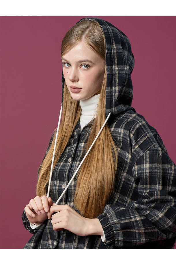 블랙 컬러의 오버핏 데일리 기모 후드 체크 셔츠입니다. 가을, 겨울 시즌에 따뜻하게 착용 가능한 두꺼운 기모 안감으로 제작되었습니다. 넉넉한 오버핏 디자인과 캐주얼한 체크 패턴, 후드 네크라인이 편안하면서도 스타일리시한 무드를 연출합니다. 긴 소매 기장으로 보온성을 높였으며, 일상 속 데일리룩과 미니멀 스타일링에 활용하기 좋습니다. 부드러운 촉감으로 편안하게 착용할 수 있습니다.
