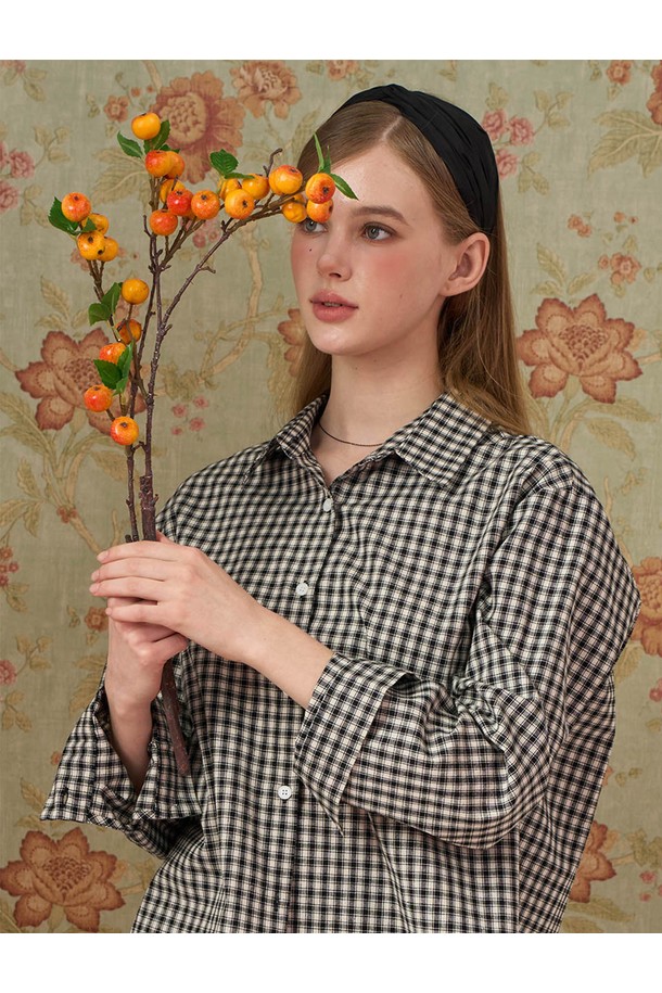 겉기모 소재로 따뜻함을 더한 데일리 겉기모 클래식 오버핏 **깅엄 체크 셔츠** [BLACK] 긴팔티 버전입니다. 쌀쌀한 가을, 겨울 날씨에 어울리는 두꺼운 두께감으로 제작되어 포근한 착용감을 선사합니다. 부드러운 촉감과 오버핏 디자인으로 편안한 활동성을 보장하며, 클래식, 캐주얼, 미니멀 스타일을 모두 소화할 수 있습니다. 데일리룩, 산책룩 등 다양한 TPO에 활용하여 멋스러운 스타일을 연출해보세요. 카라 디자인과 깅엄 체크 패턴이 돋보이는, 활용도 높은 긴소매 셔츠입니다.
