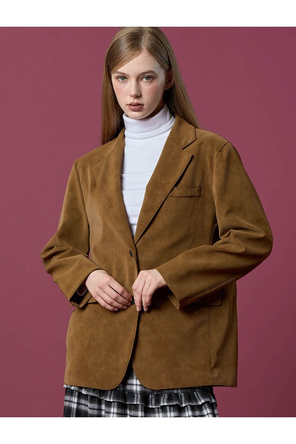 부드러운 스웨이드와 누벅 가죽 소재로 제작된 여성용 오버핏 블레이저 재킷입니다. 캐주얼, 베이직 스타일로 데일리룩과 일상룩에 활용하기 좋으며, 봄, 가을 시즌에 적합합니다. 싱글 버튼 여밈과 긴 소매 디자인, 카멜 컬러가 세련된 분위기를 연출합니다. 오피스룩, 모임룩 등 다양한 TPO에 클래식하고 미니멀한 스타일을 더해보세요. 오버사이즈 실루엣으로 편안하면서도 스타일리시한 룩을 완성할 수 있습니다.
