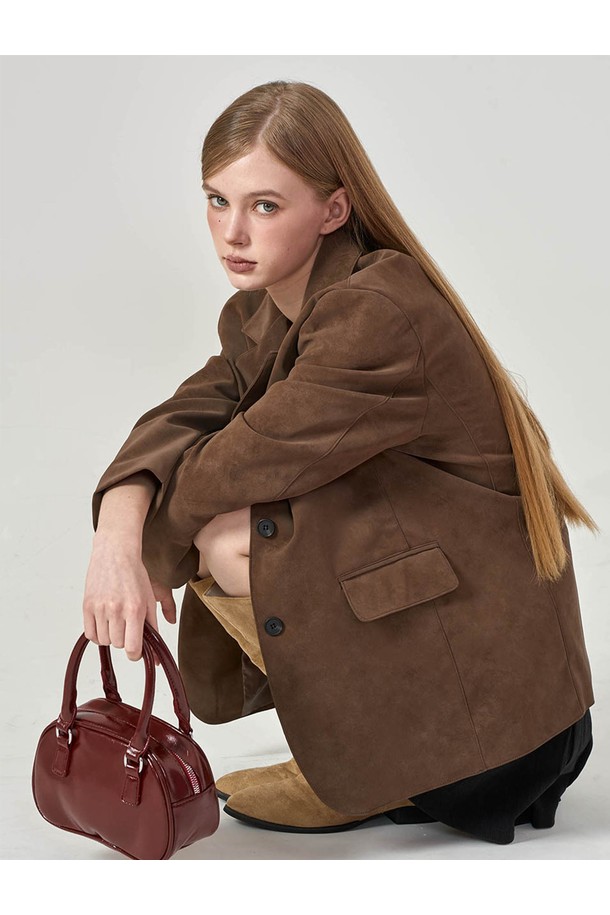 부드러운 스웨이드 누벅 소재로 제작된 브라운 컬러의 여성 오버핏 가죽 재킷 블레이저입니다. 데일리룩과 일상, 오피스룩, 모임룩 등 다양한 TPO에 활용하기 좋습니다. 가을, 겨울 시즌에 적합하며, 베이직하고 캐주얼한 스타일을 연출할 수 있습니다. 싱글 버튼 여밈과 긴 소매 기장, 두꺼운 두께감으로 보온성을 더했습니다. 미니멀하고 클래식한 무드를 동시에 느낄 수 있어, 폭넓은 스타일을 소화할 수 있는 아이템입니다.
