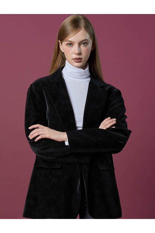 세련된 실루엣을 연출하는 블랙 컬러의 스웨이드 누벅 가죽 재킷 블레이저입니다. 부드러운 촉감의 스웨이드와 누벅, 가죽 소재의 조화로 고급스러운 분위기를 자아냅니다. 오버핏 디자인으로 편안하면서도 시크한 스타일을 완성하며, 데일리룩과 오피스룩, 출근룩 등 다양한 TPO에 활용하기 좋습니다. 가을 시즌, 베이직하면서도 클래식한 무드를 연출하여 미니멀, 시크 스타일을 즐기는 여성분들께 추천합니다. 싱글 버튼 여밈으로 깔끔한 마무리를 선사합니다.
