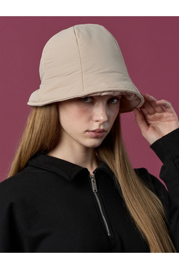 밀크베이지 색상의 패딩 도톰 방한 겨울 모자 버킷햇입니다. 부드러운 촉감과 두꺼운 두께로 뛰어난 보온성을 제공하며, 겨울철 추위로부터 따뜻하게 보호해 줍니다. 캐주얼, 미니멀, 클래식 스타일의 의상에 잘 어울리며, 산책룩 연출에 적합합니다. 무지 디자인으로 어떤 스타일에도 쉽게 매치할 수 있어 활용도가 높습니다. 겨울철 일상생활과 방한을 동시에 만족시키는 실용적인 아이템입니다.
