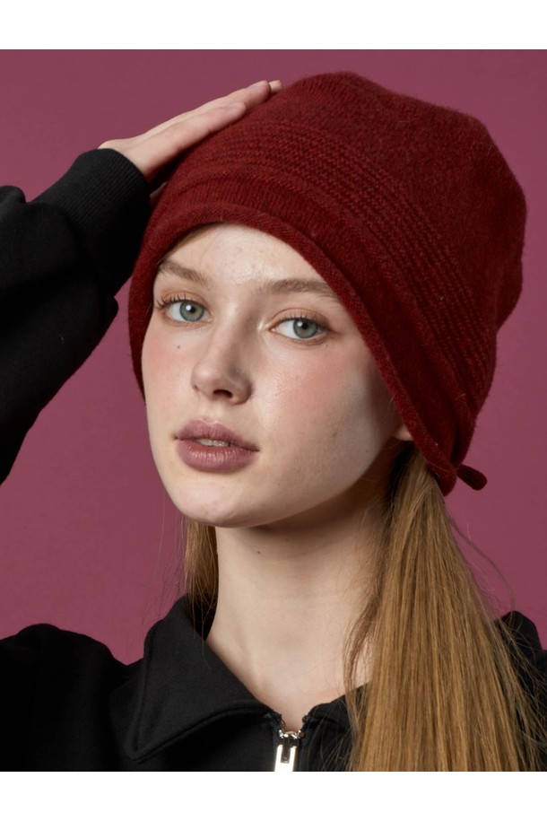 도톰한 니트 소재의 방한용 롱 비니입니다. 톤 다운된 레드 컬러가 겨울철 룩에 포인트를 더하며, 롱한 기장감으로 따뜻함을 더했습니다. 부드러운 촉감의 니트 소재와 두꺼운 두께로 뛰어난 보온성을 제공합니다. 디자인 측면에서는 리본과 스트랩 디테일이 더해져 캐주얼하면서도 미니멀한 스타일을 연출합니다. 안감 없이 제작되어 편안하게 착용 가능하며, 겨울철 일상룩에 클래식한 무드를 더해줍니다.
