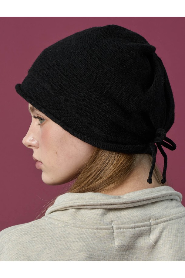 도톰 니트 방한 겨울 모자 롱 비니 [BLACK] 리본 스트랩은 추운 겨울철 보온과 스타일을 동시에 잡을 수 있는 필수 아이템입니다. 부드러운 니트 소재로 제작되어 뛰어난 착용감을 선사하며, 도톰한 두께감으로 외부의 찬 바람을 효과적으로 막아줍니다. 롱 비니 디자인으로 머리 전체를 따뜻하게 감싸주며, 블랙 컬러와 무지 패턴으로 어떤 스타일에도 잘 어울립니다. 귀여운 리본 스트랩 장식이 포인트가 되어 캐주얼, 미니멀, 클래식 등 다양한 스타일을 연출할 수 있습니다. 방한 기능과 더불어 세련된 디자인으로 겨울철 데일리룩에 포인트를 더해보세요.
