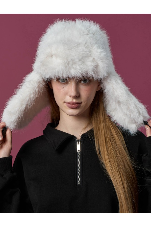 겨울 한파를 따뜻하게 녹여줄 방한모입니다. 부드러운 퍼 소재와 깊은 모자 깊이로 뛰어난 보온성을 제공하며, 귀마개 디자인으로 찬 바람으로부터 얼굴 전체를 보호해줍니다. 화이트 컬러의 무지 디자인으로 어떤 스타일에도 매치하기 용이하며, 여행룩, 산책룩 등 다양한 TPO에 활용 가능합니다. 캐주얼, 클래식, 미니멀 스타일을 즐겨 입는 분들께 추천합니다.
