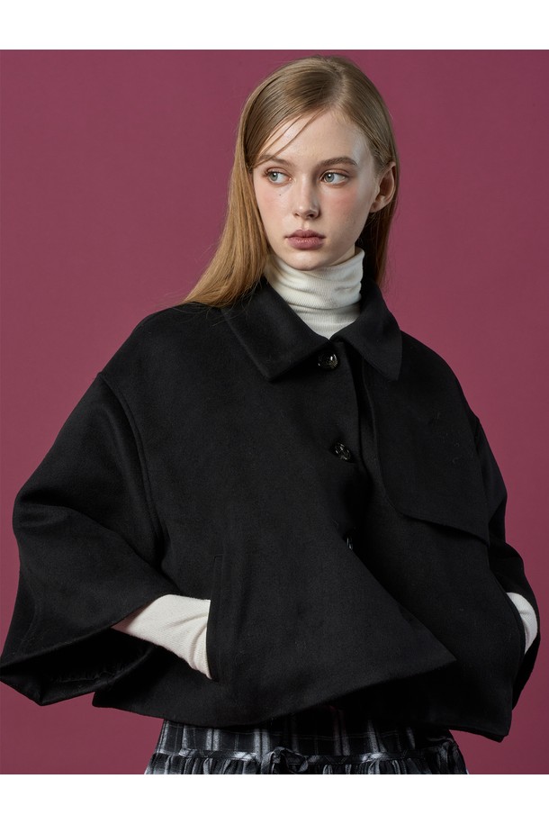 겨울철 우아함을 더해줄 누빔 오버핏 도톰 케이프 망토 코트 [BLACK]입니다. 부드러운 울 소재에 숏 기장과 반소매 디자인으로, 클래식하고 엘레강스한 무드를 연출합니다. 싱글 버튼 여밈 방식으로 간편하게 착용 가능하며, 도톰한 두께감과 누빔 디테일이 따뜻함을 선사합니다. 모임룩, 데이트룩, 오피스룩 등 다양한 TPO에 활용할 수 있으며, 미니멀하고 시크한 스타일을 완성해 보세요.
