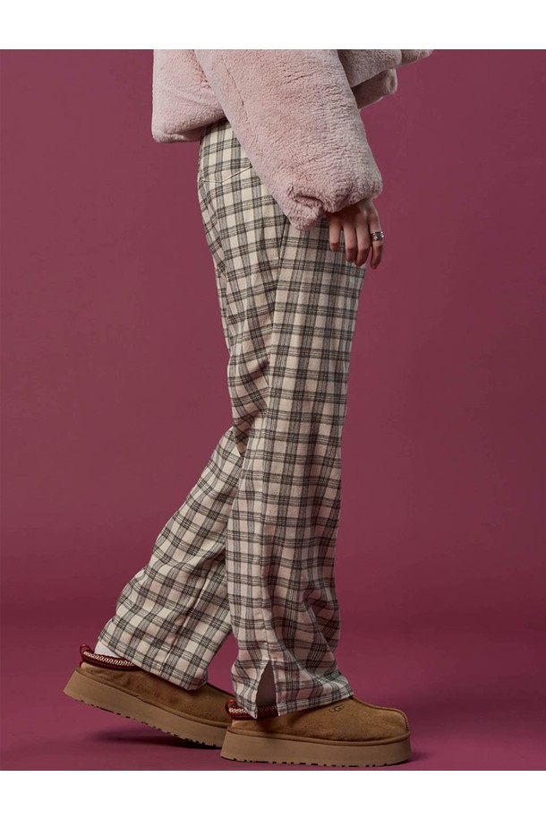 기모 도톰 체크 와이드슬랙스 밴딩 팬츠 [BEIGE]는 가을, 겨울 시즌에 따뜻하고 편안하게 착용할 수 있는 바지입니다. 베이직한 디자인에 캐주얼, 클래식, 미니멀 스타일을 모두 소화할 수 있으며, 출근룩으로도 활용 가능합니다. 넉넉한 루즈핏 와이드 실루엣에 기모 안감과 도톰한 두께감으로 보온성을 높였습니다. 부드러운 촉감과 밴딩 처리로 편안한 착용감을 선사하며, 체크 패턴이 포인트를 더합니다.
