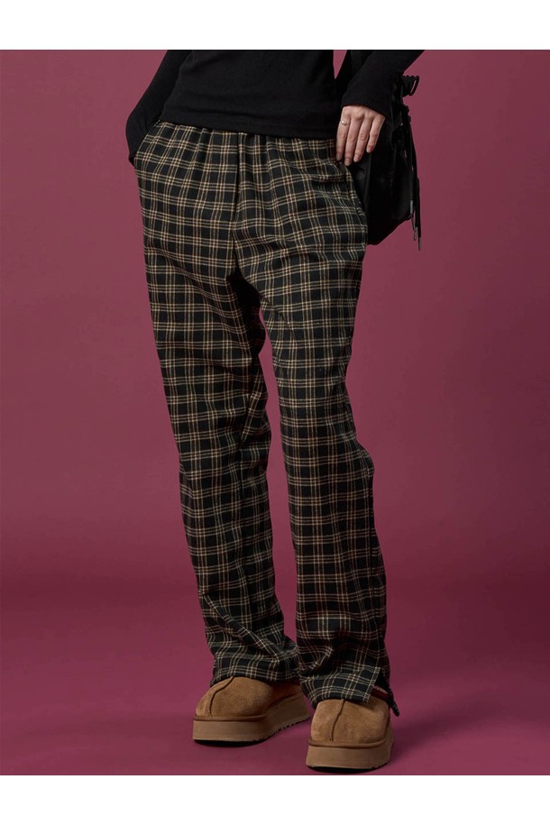 기모 도톰 체크 와이드슬랙스 밴딩 팬츠 [BLACK]는 가을과 겨울에 따뜻하게 입을 수 있는 남녀 공용 슬랙스입니다. 부드러운 기모 안감과 도톰한 두께감으로 뛰어난 보온성을 제공하며, 밴딩 처리로 편안한 착용감을 선사합니다. 와이드 핏과 체크 패턴이 캐주얼하면서도 스타일리시한 분위기를 연출하며, 출근룩, 캐주얼, 미니멀, 클래식 스타일 모두 소화 가능합니다. 블랙 컬러로 어떤 상의와도 쉽게 매치하여 다양한 스타일을 연출할 수 있습니다.
