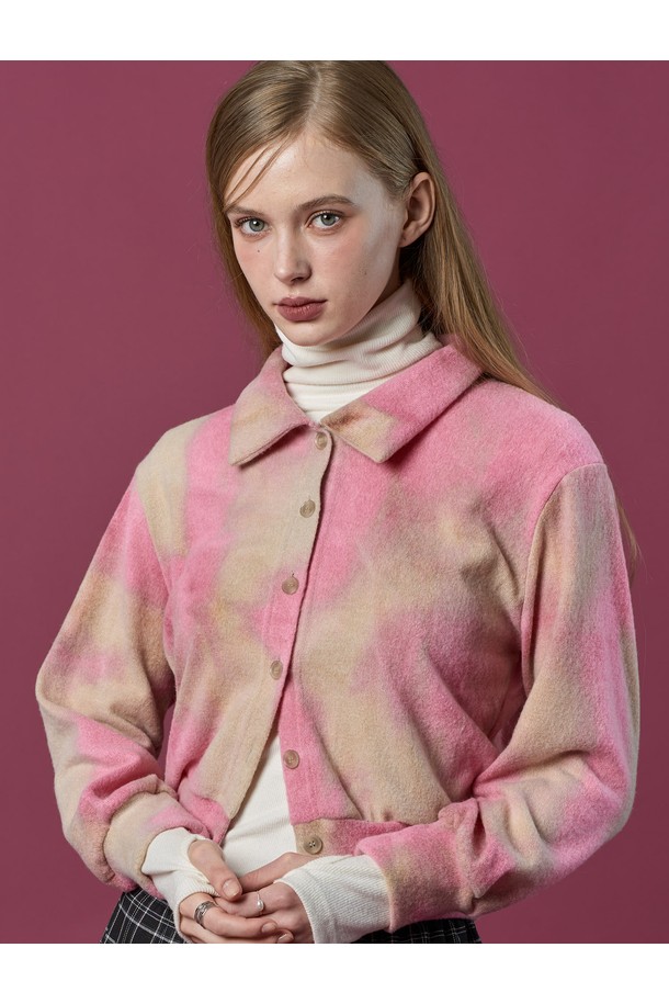 물나염 니트 보온 따뜻 카라 가디건 [PINK]은 가을과 겨울에 어울리는 여성용 상의입니다. 부드러운 니트 소재에 물나염 패턴이 더해져 캐주얼하면서도 세련된 느낌을 줍니다. 레귤러 핏에 카라 디자인으로, 출근룩이나 모임룩 등 다양한 TPO에 활용 가능합니다. 두꺼운 두께감으로 보온성을 높였으며, 버튼 여밈 방식으로 편안하게 착용할 수 있습니다. 따뜻하고 포근한 분위기를 연출하는 핑크 컬러의 가디건으로 캐주얼, 클래식, 미니멀 스타일을 즐겨보세요.
