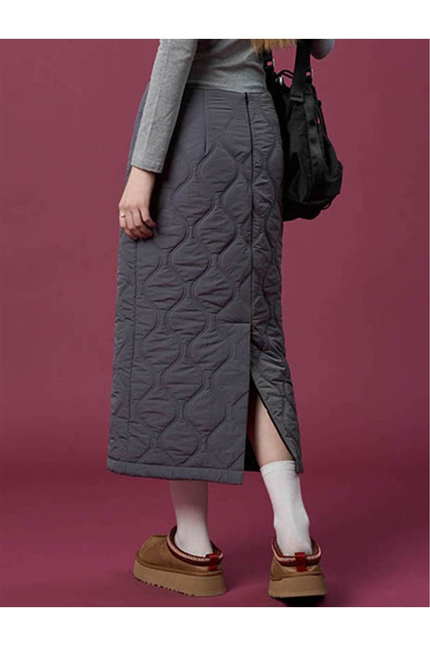 차콜그레이 컬러의 패딩 방한 보온 도톰 누빔 퀼팅 자수 롱스커트입니다. 겨울철 추위를 막아주는 두꺼운 두께감과 보온 기능을 갖춘 여성 롱스커트로, 베이직한 스타일에 퀼팅과 자수 디테일이 더해져 클래식하고 미니멀한 무드를 연출합니다. 안감은 패딩 처리되어 더욱 따뜻하며, 부드러운 촉감으로 편안한 착용감을 선사합니다. H라인 핏으로 세련된 실루엣을 강조하여 출근룩으로도 손색없습니다. 폴리에스테르 소재로 제작되었습니다.
