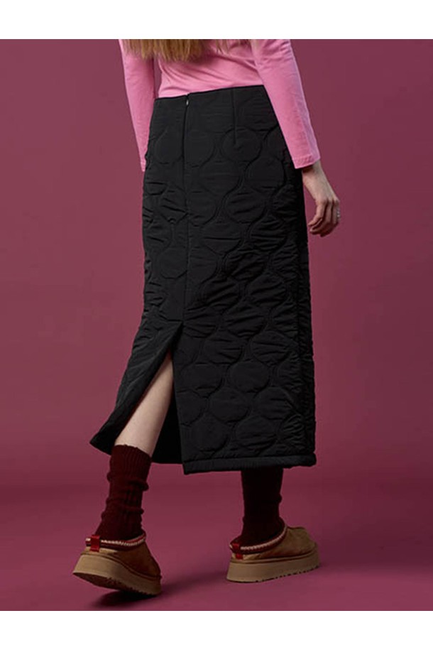 따뜻함과 스타일을 모두 갖춘 패딩 방한 보온 도톰 누빔 퀼팅 자수 롱스커트입니다. 부드러운 촉감의 폴리에스테르 소재에 꼼꼼한 퀼팅 자수 디테일을 더해 고급스러운 분위기를 연출합니다. 안감 전체에 패딩 처리가 되어 뛰어난 보온성을 제공하며, 겨울철에도 따뜻하게 착용할 수 있습니다. 베이직한 디자인과 H라인 핏으로 출근룩, 데이트룩 등 다양한 스타일에 활용 가능하며, 클래식, 미니멀, 캐주얼 무드를 모두 소화합니다. 블랙 컬러로 어떤 상의와도 매치하기 용이하여 겨울철 데일리 스커트로 제격입니다.
