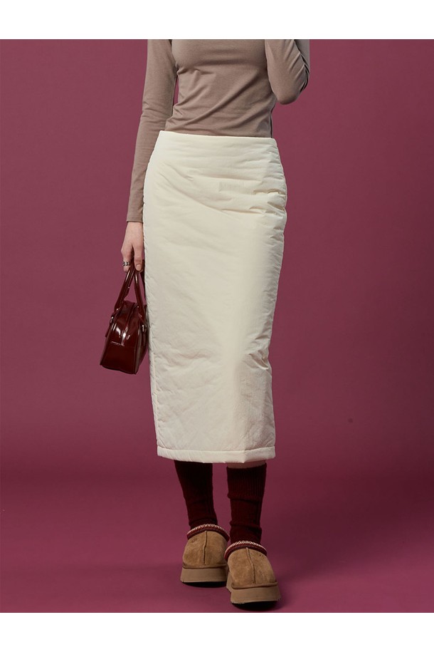 부드러운 촉감의 폴리에스테르 소재로 제작된, 따뜻한 겨울을 위한 여성용 롱스커트입니다. 아이보리 컬러의 베이직한 디자인에 도톰한 두께감과 누빔 디테일이 더해져 보온성과 방한 기능을 갖췄습니다. H라인 핏으로 클래식하고 미니멀한 스타일을 연출하며, 출근룩에도 안성맞춤입니다. 무지 디자인으로 다양한 상의와 손쉽게 매치하여 활용도를 높일 수 있습니다.
