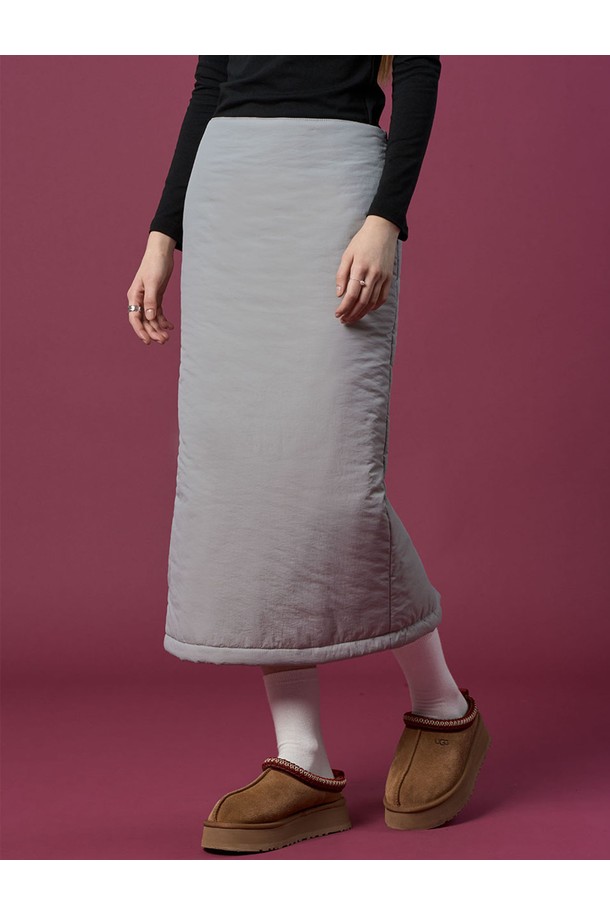 겨울철에도 따뜻하고 스타일리시하게 연출할 수 있는 패딩 방한 롱스커트입니다. 소라 그레이 컬러의 부드러운 폴리에스테르 소재로 제작되어 편안한 착용감을 선사합니다. 도톰한 두께감과 꼼꼼한 누빔 처리로 뛰어난 보온성과 방한 기능을 갖춘 실용적인 아이템입니다. H라인 핏으로 캐주얼하면서도 미니멀한 무드를 연출하며, 출근룩으로도 손색없는 베이직한 디자인입니다. 추운 날씨에도 따뜻하게 스타일을 완성해보세요.
