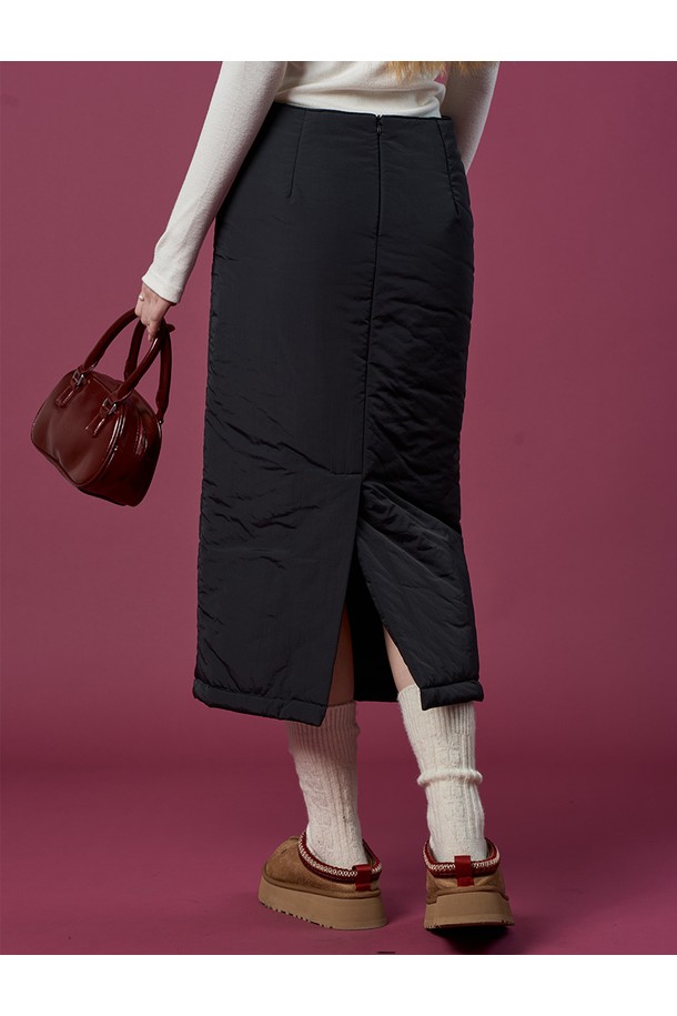 겨울철 따뜻함과 스타일을 책임지는 패딩 방한 보온 도톰 누빔 무지 롱스커트 [블랙]입니다. 부드러운 촉감의 폴리에스테르 소재로 제작되어 편안한 착용감을 선사하며, A라인 핏으로 여성스러운 실루엣을 연출합니다. 베이직한 디자인에 두꺼운 두께감과 누빔 디테일, 패딩 안감으로 보온성을 극대화하여 추운 날씨에도 따뜻하게 입을 수 있습니다. 일상복은 물론, 미니멀하고 클래식한 스타일을 선호하는 출근룩에도 잘 어울리는 아이템입니다. 무지 디자인으로 어떤 상의와도 매치하기 쉬워 활용도가 높습니다.
