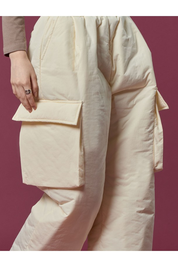 따뜻함과 스타일을 모두 갖춘 패딩 방한 보온 도톰 누빔 입체 카고 슬랙스 팬츠 [아이보리] 겨울바지 ver. 입니다. 넉넉한 루즈핏으로 편안한 착용감을 선사하며, 겨울철 추위에도 끄떡없는 도톰한 두께감과 패딩 안감으로 뛰어난 보온성을 제공합니다. 캐주얼, 미니멀, 클래식 스타일을 아우르는 디자인으로 출근룩, 여행룩 등 다양한 TPO에 활용 가능합니다. 부드러운 촉감과 무지 디자인, 그리고 실용적인 카고 포켓 디테일이 돋보입니다. 밴딩 처리로 편안하게 착용할 수 있으며, 아이보리 컬러로 어떤 상의와도 매치하기 좋습니다.
