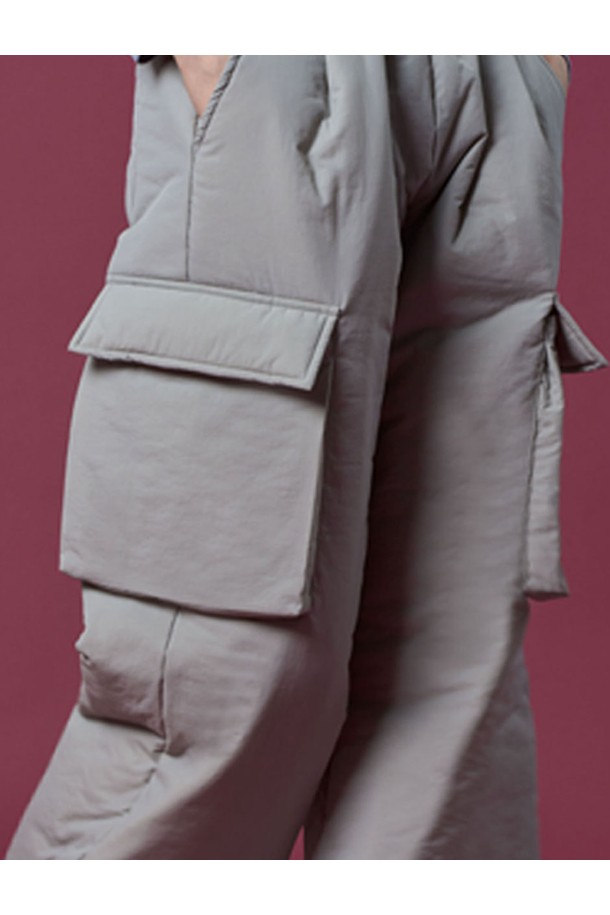 부드러운 소라그레이 컬러의 패딩 방한 보온 도톰 누빔 입체 카고 슬랙스 팬츠입니다. 겨울철 추위에도 끄떡없는 보온성을 제공하며, 캐주얼, 미니멀, 워크웨어 스타일을 모두 소화할 수 있습니다. 넉넉하고 편안한 레귤러핏으로 제작되었으며, 도톰한 누빔 안감과 밴딩 허리 덕분에 더욱 따뜻하고 활동적인 착용감을 선사합니다. 실용적인 입체 카고 포켓 디테일이 돋보이며, 데일리룩에 포인트를 더해줍니다.
