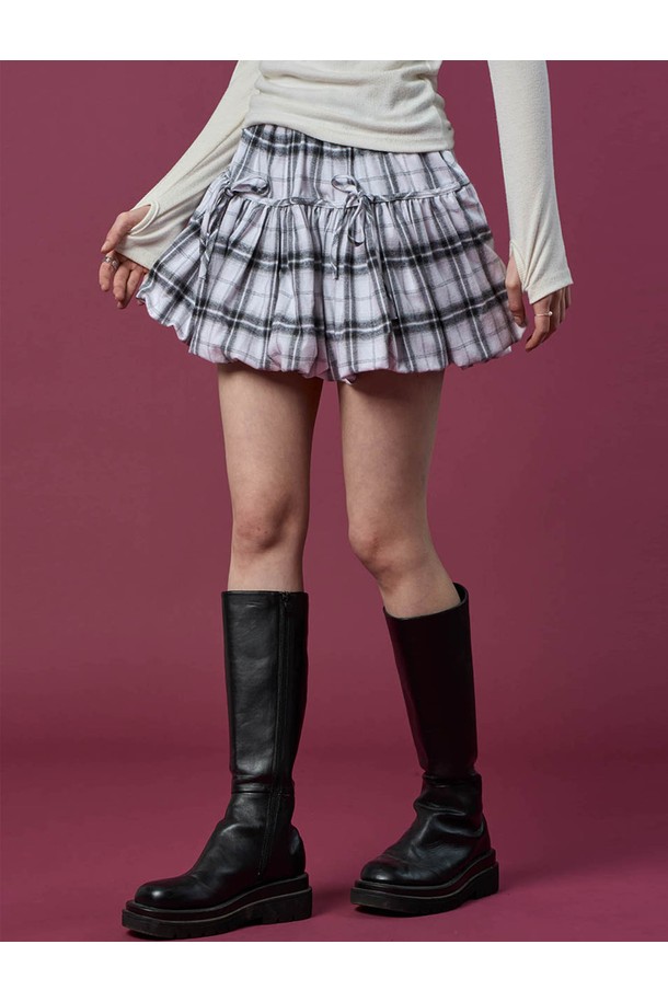 기모 벌룬 체크 리본 플레어 밴딩 미니스커트 [WHITE] 치마바지 ver.는 캐주얼 스타일의 여성 의류입니다. 부드러운 기모 소재와 두꺼운 두께감으로 가을, 겨울 시즌에 따뜻하게 착용할 수 있습니다. 화이트 컬러의 체크 패턴이 돋보이며, 벌룬 및 플레어 핏으로 여성스러운 실루엣을 연출합니다. 허리 밴딩과 리본 디테일이 편안함과 디자인을 동시에 잡았으며, 치마바지 디자인으로 활동성을 더했습니다. 일상복으로 활용하기 좋은 아이템입니다.
