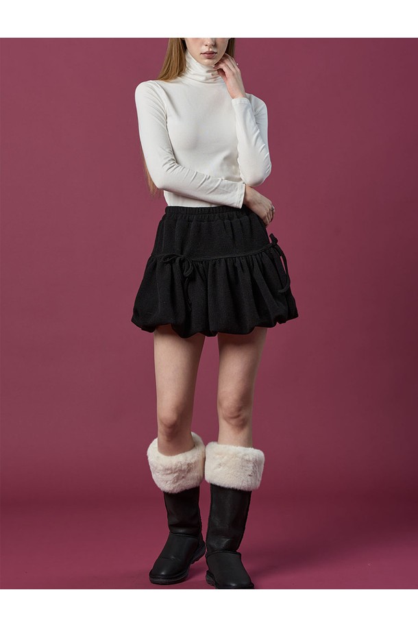 **방한 니트 벌룬 리본 플레어 밴딩 미니스커트 [BLACK] 치마바지 ver.**

따뜻한 겨울과 가을을 위한 여성용 미니스커트입니다. 부드러운 니트 소재로 제작되어 포근한 착용감을 선사하며, 루즈핏 벌룬 디자인과 플레어 스타일로 사랑스러운 분위기를 연출합니다. 허리 밴딩과 리본 디테일이 편안함과 여성스러움을 더하고, 블랙 컬러는 어떤 상의와도 쉽게 매치할 수 있어 활용도가 높습니다. 캐주얼, 미니멀 스타일을 즐겨 입는 분들께 추천하는 아이템입니다.
