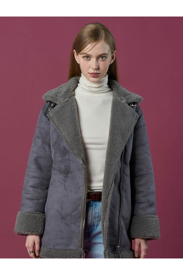 [벨트 탈부착] 겨울 스웨이드 보온 플리스 롱 무스탕 [GRAY]은 여성 고객을 위한 캐주얼 스타일의 아우터입니다. 부드러운 스웨이드와 플리스 소재로 제작되어 겨울철에도 따뜻하게 착용할 수 있으며, 롱 기장과 레귤러 핏으로 편안한 착용감을 제공합니다. 톤 다운된 그레이 컬러와 무지 디자인으로 미니멀하고 클래식한 스타일을 연출하며, 벨트 탈부착이 가능하여 다양한 스타일을 연출할 수 있습니다. 집업 및 버클 여밈 방식으로 간편하게 착용 가능하며, 보온 기능으로 쌀쌀한 날씨에도 따뜻함을 유지해 줍니다. 긴 소매 기장으로 더욱 포근한 느낌을 선사합니다.
