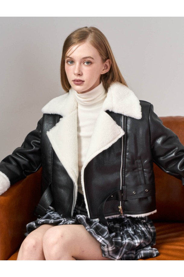 [벨트탈부착] 겨울 크랙 플리스 유광벨트 크롭 무스탕은 여성 고객을 위한 모던하고 캐주얼한 무드의 아우터입니다. 블랙과 화이트 두 가지 컬러로 제공되며, 일상에서 데이트룩, 미니멀, 시크 스타일을 연출하기 좋습니다. 부드러운 촉감의 플리스 소재에 두꺼운 두께감으로 겨울철 따뜻함을 선사합니다. 벨트 탈부착이 가능하며 유광 크랙 패턴으로 디자인되어 있으며, 버클 여밈 방식과 긴 소매, 퍼 안감, 크롭 기장으로 세련된 핏을 연출합니다.
