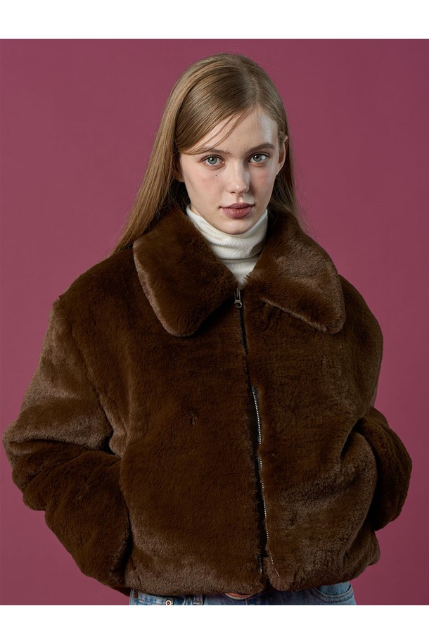 [밍크 ver.] 크롭 투웨이 집업 무스탕 누빔 자켓 [Brown] 비건 퍼 ver.은 부드러운 촉감의 비건 가죽과 밍크 소재로 제작된 여성용 무스탕입니다. 가을, 겨울 시즌에 어울리는 두꺼운 두께감과 긴 소매 기장, 캐주얼한 스타일의 루즈핏 크롭 자켓입니다. 투웨이 집업 디자인과 누빔 디테일이 특징이며, 비건 퍼 안감으로 보온성을 높였습니다. 모임룩, 연말 모임룩에 미니멀하고 클래식한 무드로 연출하기 좋습니다.
