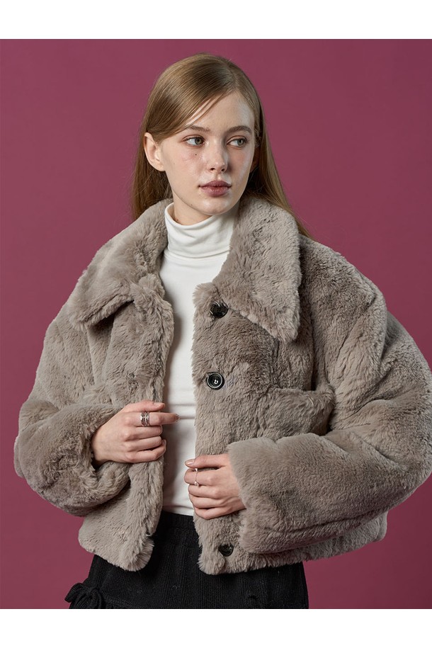 [밍크 ver.] 오버핏 크롭 누빔 단추 무스탕 재킷 [애쉬그레이] 비건 퍼 ver.은 캐주얼, 미니멀, 클래식 스타일을 아우르는 여성용 아우터입니다. 애쉬 그레이 컬러의 무지 디자인으로, 가을과 겨울에 따뜻하게 착용할 수 있습니다. 밍크와 비건 퍼 소재를 사용하여 부드러운 촉감을 선사하며, 두꺼운 두께감과 누빔 디테일이 특징입니다. 오버핏 크롭 기장으로 트렌디함을 더했으며, 단추 여밈 방식으로 편안하게 착용 가능합니다. 일상생활에서 스타일리시하게 연출하기 좋은 머스트 해브 아이템입니다.
