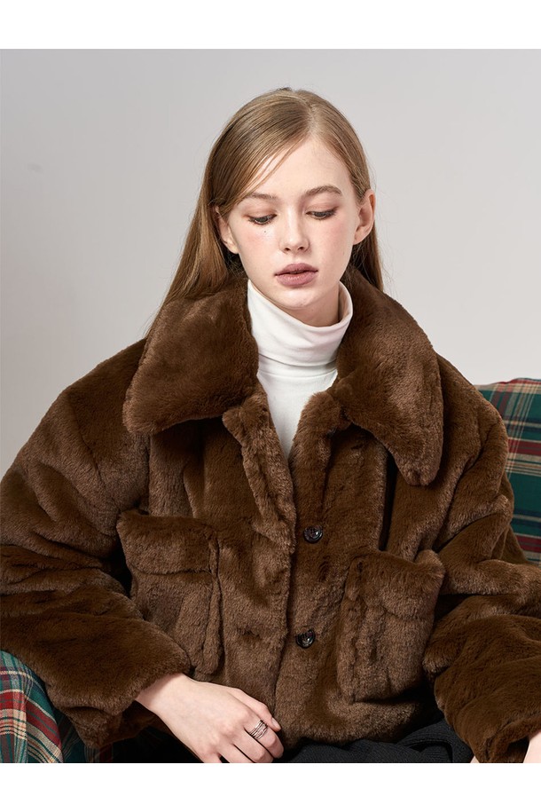 **[밍크 ver.] 오버핏 크롭 누빔 단추 무스탕 재킷 [브라운] 비건 퍼 ver.**은 부드러운 촉감과 따뜻함을 선사하는 여성용 아우터입니다. 캐주얼 스타일에 적합하며, 가을과 겨울에 걸쳐 활용할 수 있습니다. 브라운 컬러의 무지 디자인에 오버핏 크롭 기장으로 트렌디함을 더했습니다. 비건 가죽과 밍크, 누빔 디테일, 퍼 안감으로 보온성을 높였으며, 단추 여밈 방식으로 편안하게 착용할 수 있습니다. 
